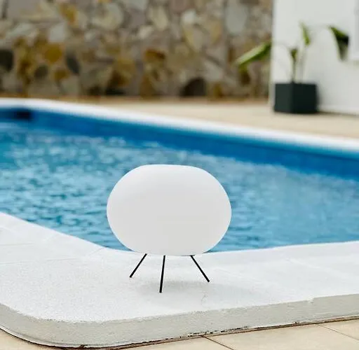 Beachfront And Pool וילה *