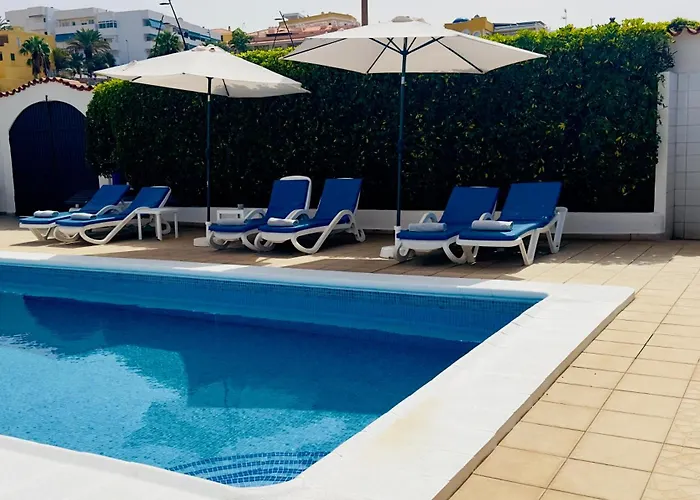 Beachfront And Pool וילה